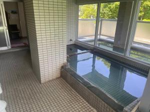 フューデイズコンドミニアム定山渓102号室内部或周边的泳池