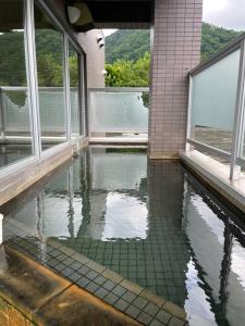 Jozankeiフューデイズコンドミニアム定山渓102号室的房子中间的水池