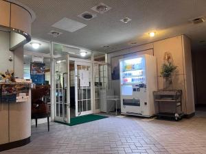 Jozankeiフューデイズコンドミニアム定山渓102号室的大楼内带大冰箱的房间 更多26张照片