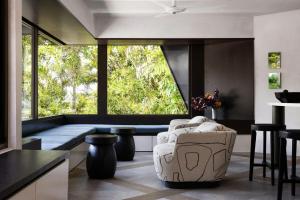 Posezení v ubytování Moonrise & Starfall - twin Wategos luxury retreats