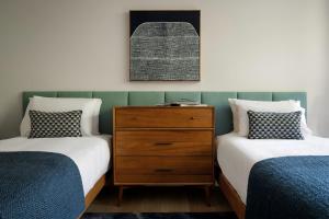 Postel nebo postele na pokoji v ubytování Moonrise & Starfall - twin Wategos luxury retreats
