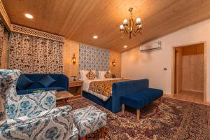 um quarto de hotel com uma cama e um sofá em Skyview by Empyrean em Patnitop