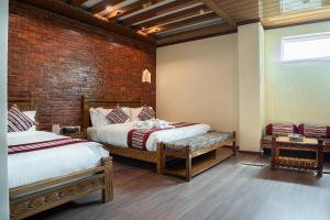 Postel nebo postele na pokoji v ubytování Surya Heritage Hotel