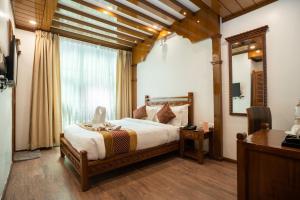 Postel nebo postele na pokoji v ubytování Surya Heritage Hotel