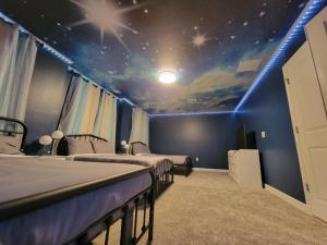 Zimmer mit 2 Betten und Sternendecke in der Unterkunft Winterfield Storey Lakeview 4173 in Kissimmee