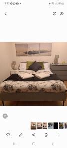 una camera con un grande letto con una media per di Residenza Marvasi 10 a Caserta