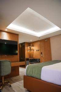A television and/or entertainment centre at Ironwood Hotel