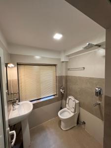 Sichu Chhen في باتان: حمام مع مرحاض ومغسلة