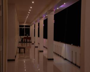 un pasillo de un edificio por la noche con luces en Eventide Beach Resort en Marawila