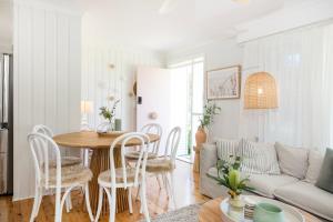 Posezení v ubytování Fleur de Chalet - Pet Friendly - 10 Mins Walk to Beach