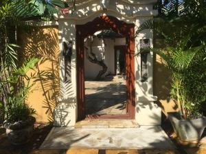 uma entrada para uma casa com um arco com plantas em Bali Jade Villas em Sanur