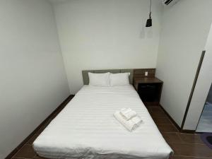 - un lit avec 2 serviettes dans une chambre dans l'établissement Best Hotel, à Hô-Chi-Minh-Ville
