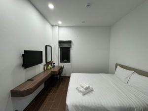 pokój hotelowy z łóżkiem i telewizorem w obiekcie Best Hotel w Ho Chi Minh