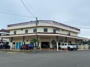 un grande edificio con macchine parcheggiate di fronte di OYO 90896 Gold Hill Hotel a Jerantut
