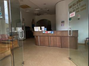 un vestíbulo con un cajero automático en una tienda en OYO 90896 Gold Hill Hotel en Jerantut