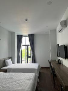 pokój hotelowy z 2 łóżkami i oknem w obiekcie Best Hotel w Ho Chi Minh