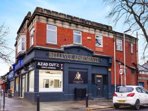 een witte auto geparkeerd voor een gebouw bij OYO Bellevue Apartments Middlesborough in Middlesbrough