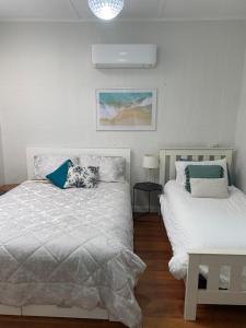 Stylish Lake Albert Cottage, Wagga Wagga客房内的一张或多张床位