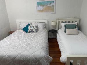 Stylish Lake Albert Cottage, Wagga Wagga客房内的一张或多张床位