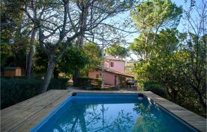 una piscina con terraza de madera y una casa en Gorgeous Home In Montelabbate With Kitchen, en Montelabbate