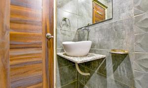 een badkamer met een witte wastafel op een aanrecht bij FabHotel Raj Palace I in Vadodara