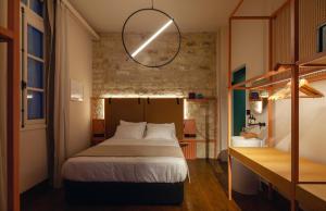 um quarto com uma cama num quarto com uma secretária em Heart Hotel em Limassol