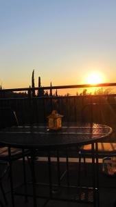 ツォウカラデスにあるRodon Apartmentsの夕日を眺めながら楽しめるキャンドル付きテーブル
