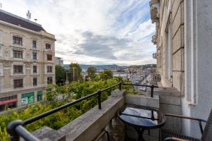balkon z widokiem na miasto w obiekcie Luxury 3BEDRM 2BATHRM Apartment with Danube River View w Budapeszcie