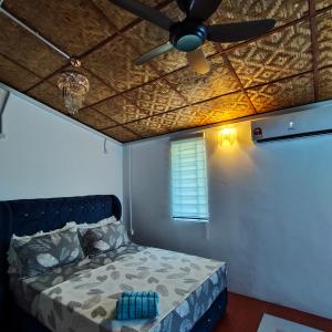 Voodi või voodid majutusasutuse Kampung Cottage Bagan Datuk toas