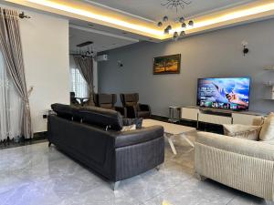 ドゥアラにあるVilla Onlyのリビングルーム(ソファ、薄型テレビ付)
