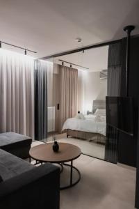 uma sala de estar com uma cama e uma mesa em ID Residences 201 em Volos