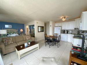 sala de estar y cocina con sofá y mesa en EBT 906b en Fort Myers Beach