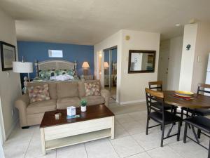 sala de estar con sofá y mesa en EBT 906b en Fort Myers Beach