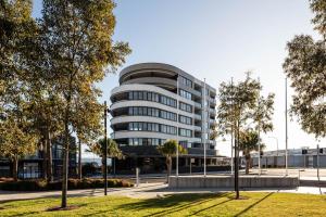 Un bâtiment rond avec beaucoup de fenêtres dans l'établissement Shellharbour Lakeview Apartment, à Barrack Point