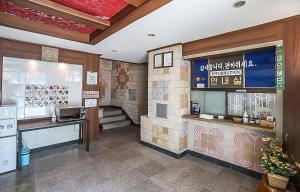 - un restaurant de restauration rapide avec un comptoir dans une chambre dans l'établissement Prince Motel, à Busan