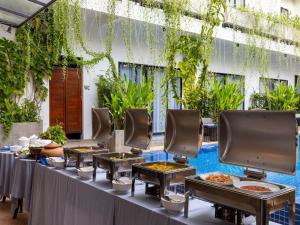 una linea a buffet con cibo su un tavolo di Grand Yard La Residence a Siem Reap