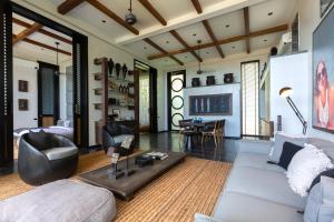Et opholdsområde på Clay Hut 2 Bedroom Luxury Villa