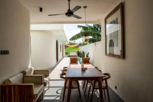 une salle à manger avec une table et des chaises dans l'établissement Spacious Design Villa 3bd, à Canggu