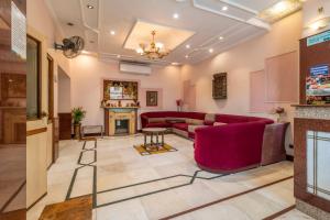 Una sala de estar con un sofá y una chimenea. en Treebo Natraj - Jaipur, en Jaipur