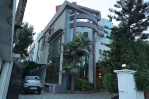 甘德希罕Hotel Gokul的停在建筑物前的汽车