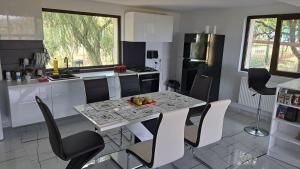 cocina con mesa y sillas en Casa 3 Catei Veseli en Seciu