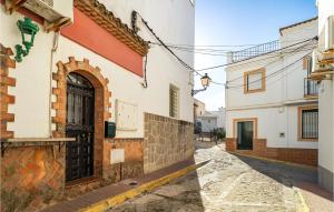 un callejón con una puerta en un edificio en 4 Bedroom Cozy Home In Facinas, en Facinas