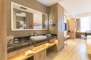 Bilik mandi di Atour Hotel Weifang Jinma Road City Hall