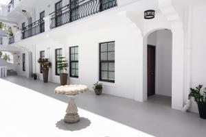 un couloir blanc avec des plantes et un vase au sol dans l'établissement Home Miami Downtown - 5 minutes from Wynwood & Port - near Beach, à Miami