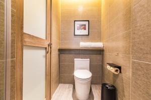 Bilik mandi di Atour Hotel Weifang Jinma Road City Hall