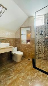 Koupelna v ubytování Pinus Hotel