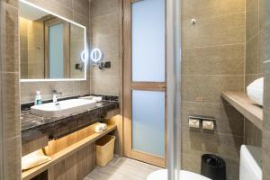Bilik mandi di Atour Hotel Weifang Jinma Road City Hall