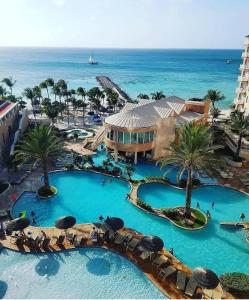 een luchtzicht op een resort met een zwembad bij Divi Ocean View Suite, Aruba in Palm-Eagle Beach