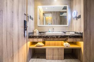Bilik mandi di Atour Hotel Weifang Jinma Road City Hall