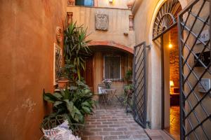 an entrance to a building with a courtyard with plants at La Casetta Di Borgo in Lajatico